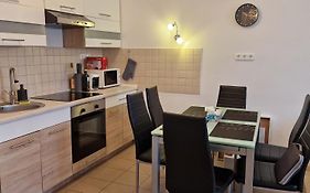 Amelia Medences Apartman 10P-Re A Tagore Setanytol